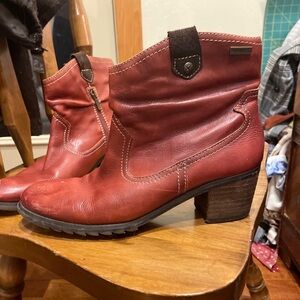 Pikolinos adorable Red Short Cowboy Boots